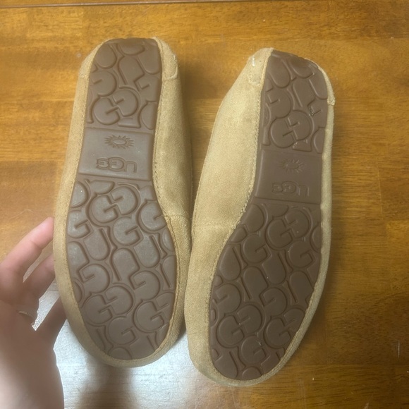 Women’s UGG slippers. - Picture 6 of 6